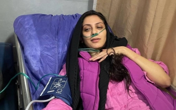 حمله سارقان با قمه به مونا فرجاد/ بازیگر زن روی تخت بیمارستان